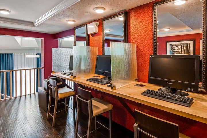Business Center 37 of 39